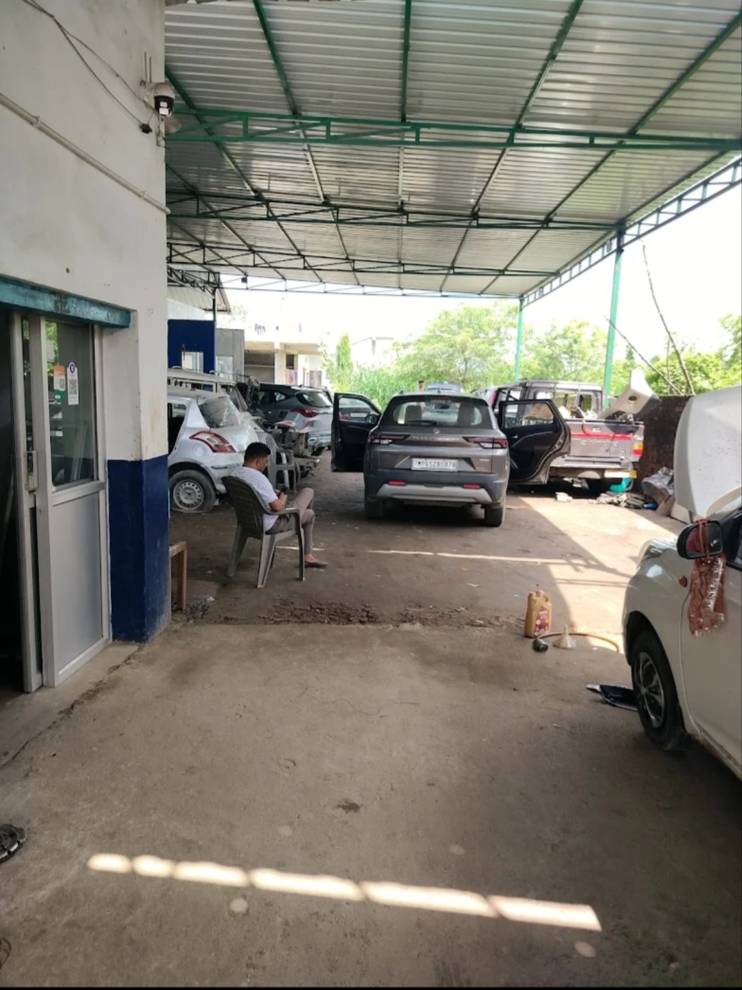 Service bays and vehicles